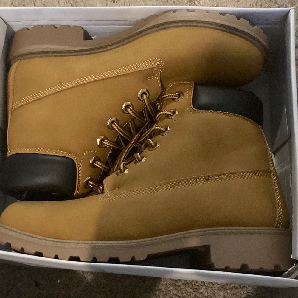 I’m selling boots from top mode that is camel